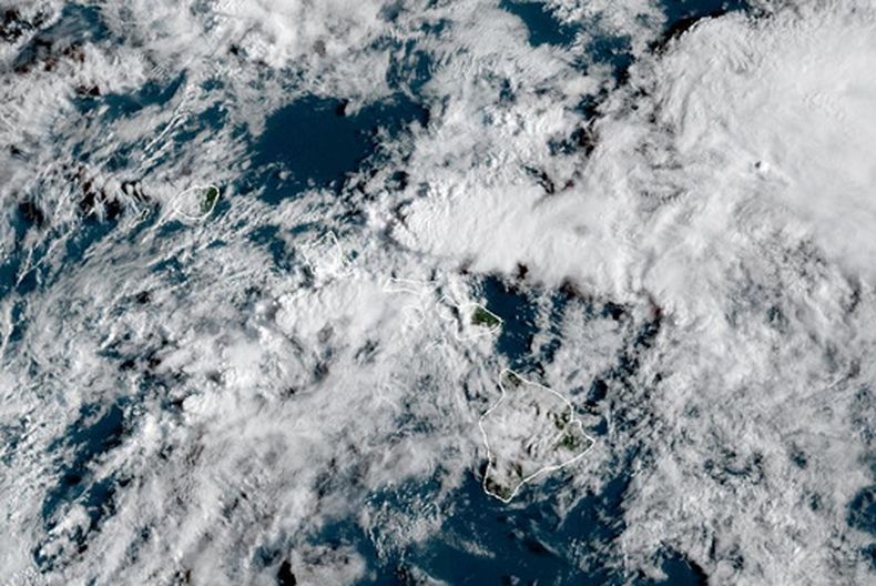 Imagen satelital entregada por la Agencia Oceánica y Atmosférica de Estados Unidos (NOAA), que muestra las nubes sobre Hawai el 20 de marzo de 2026. (NOAA via AP)