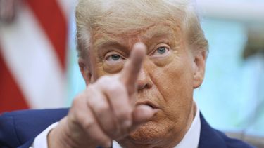 ARCHIVO – El presidente Donald Trump habla con reporteros en la Oficina Oval de la Casa Blanca, el 8 de mayo de 2025, en Washington. (AP Foto/Evan Vucci, Archivo)