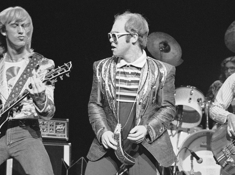 ARCHIVO - El astro Elton John actúa en el Madison Square Garden de Nueva York el 10 de agosto de 1976. (Foto AP, archivo)