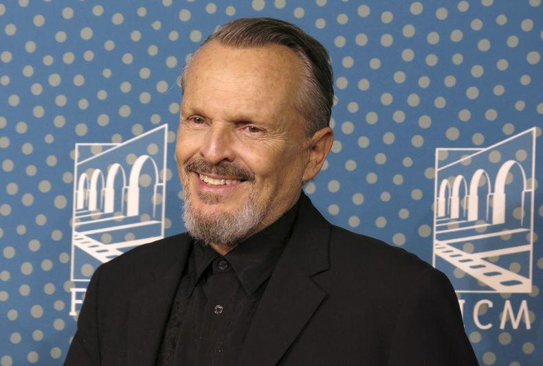 ARCHIVO - El cantante y actor español Miguel Bose posa en la alfombra roja de la película Tacones lejanos en el Festival Internacional de Cine de Morelia en Morelia, México, el 23 de octubre de 2023. (Foto AP/Berenice Bautista, archivo)