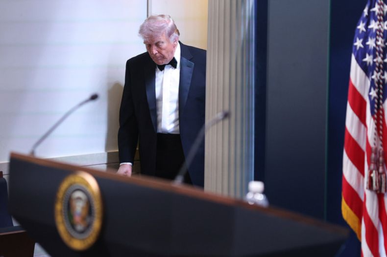 El presidente Donald Trump llega a la Sala de Prensa James Brady en la Casa Blanca tras la cena anual de la Asociación de Corresponsales de la Casa Blanca, en Washington, el sábado 25 de abril de 2026. (Foto AP/Tom Brenner)