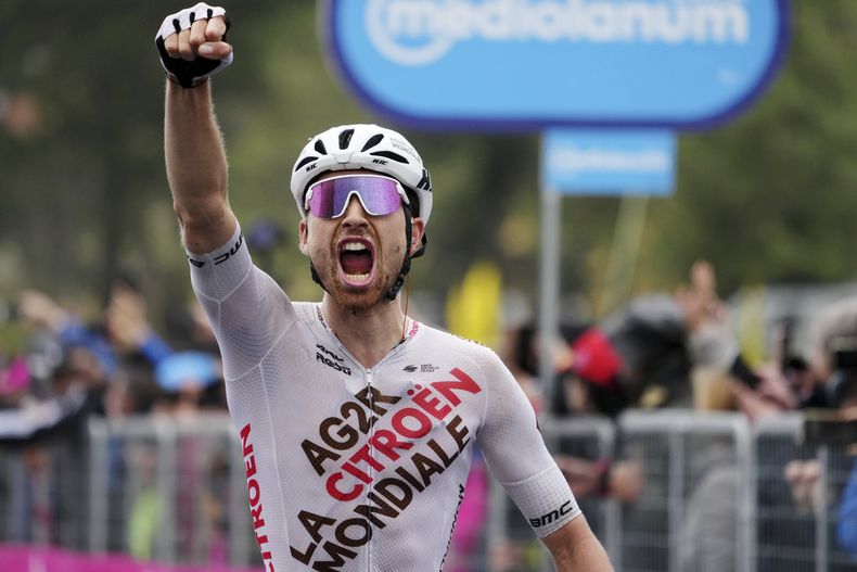 Aurelien Paret-Peintre tras ganar la cuarta etapa del Giro de Italia, el martes 9 de mayo de 2023, en el Lago Laceno. (Gian Mattia DAlberto/LaPresse vía AP)