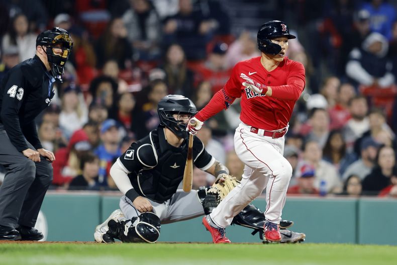 Masataka Yoshida, de los Medias Rojas de Boston, conecta un sencillo productor en el juego del viernes 22 de septiembre de 2023, ante los Medias Blancas de Chicago (AP Foto/Michael Dwyer)