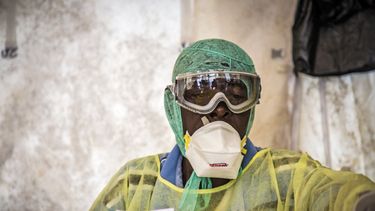 americateve | En esta foto del 11 de agosto de 2014, un trabajador de la salud examina pacientes en una carpa especial para &eacute;bola en el hospital estatal Kenema en la Provincia Occidental de Sierra Leona, a 300 kil&oacute;metros de Freetown, la capital. La Organi