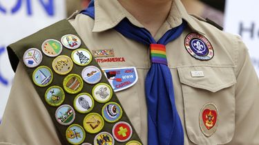 ARCHIVO - Insignias de mérito y un pañuelo con los colores del arcoíris en el uniforme de un niño explorador afuera de la sede de Amazon, en Seattle. (AP Foto/Ted S. Warren, Archivo)