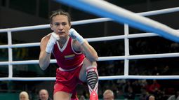 La colombiana Yeni Arias celebra tras derrotar a la brasileña Tatiana De Jesús en la final de la división de 54 kg del boxeo femenino de los Juegos Panamericanos en Santiago, Chile, el viernes 27 de octubre de 2023. (AP Foto/Martín Mejía)