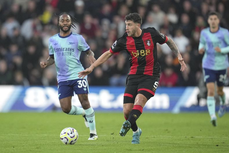 Marcos Senesi del Bournemouth patea el balón durante el encuentro de la Liga Premier ante el Arsenal el sábado 19 de octubre del 2024. (AP Foto/Kin Cheung)