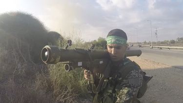 En esta imagen captada con una cámara corporal durante el ataque sorpresa del 7 de octubre de 2023 contra Israel, un miliciano de Hamás sostiene un misil antiaéreo 9M32 Strela de diseño ruso. (South First Responders vía AP)