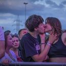 Una pareja disfruta de un concierto en el Festival Atlas en Kiev, Ucrania, el domingo 21 de julio de 2024. Este año, el festival de música más grande de Ucrania tocó una fibra sensible diferente. Atrás quedaron los artistas internacionales, los enormes escenarios y los cientos de miles de visitantes. (Foto AP/Anton Shtuka)
