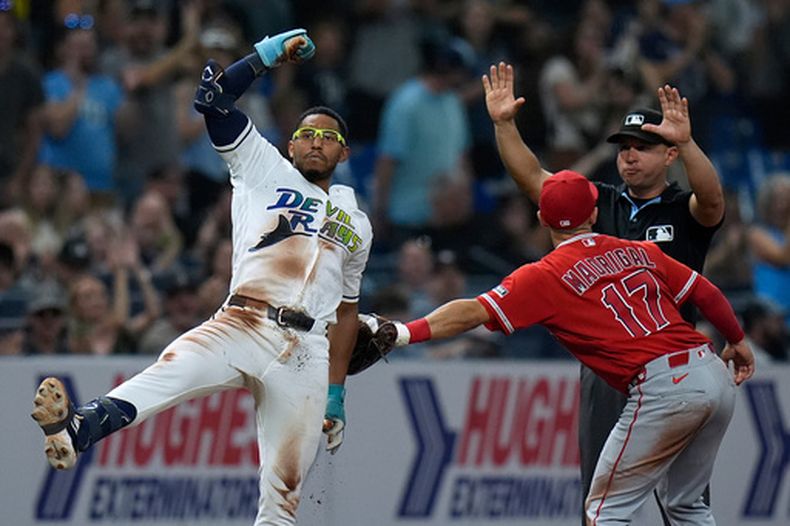 Richie Palacios, izquierda, de los Rays de Tampa Bay, celebra su triple productor de dos carreras frente a Brent Suter, lanzador de los Angelinos de Los Ángeles, durante la séptima entrada del juego de béisbol de Grandes Ligas, el viernes 29 de mayo de 2026, en San Petersburgo, Florida. (AP Foto/Chris OMeara)