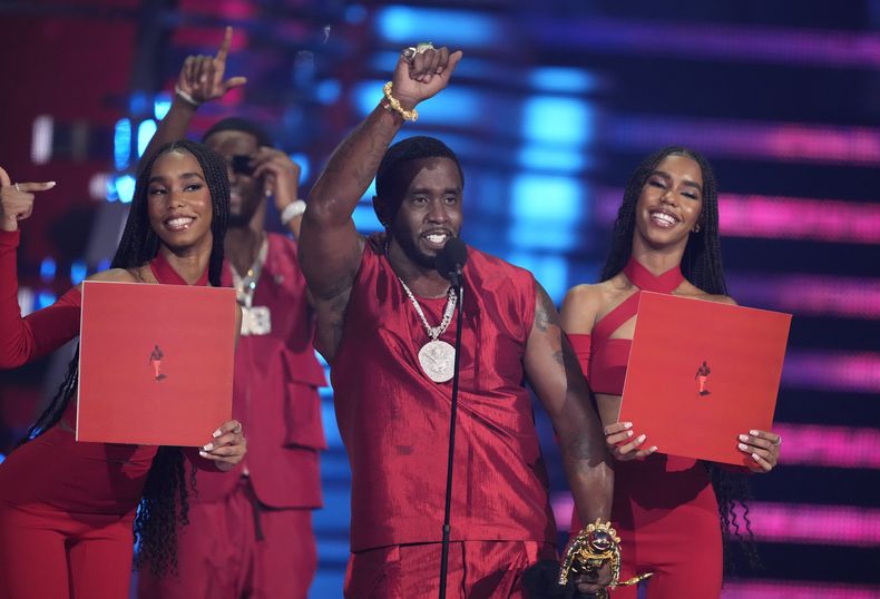 Sean Diddy Combs recibe el premio Global Icon en los Premios MTV a los Videos Musicales el martes 12 de septiembre de 2023 en el Prudential Center en Newark, Nueva Jersey. (Foto Charles Sykes/Invision/AP)