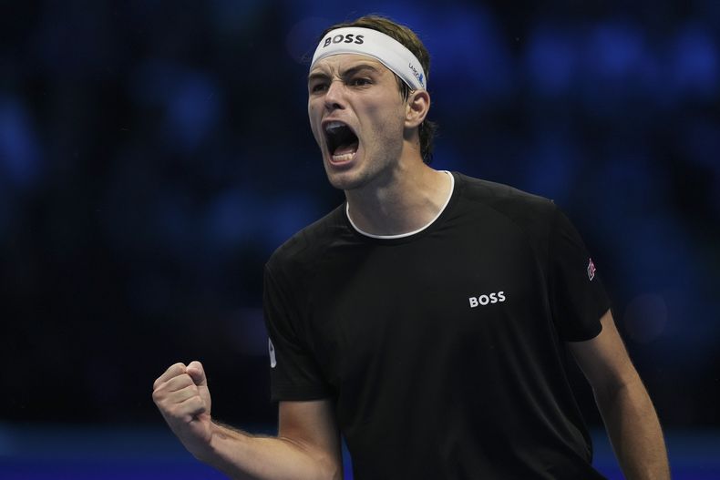 El estadounidese Taylor Fritz elebra tras ganar su duelo de semifinales ante el alemán Alexander Zverev el sábado 16 de noviembre del 2024. (AP Foto/Antonio Calanni)