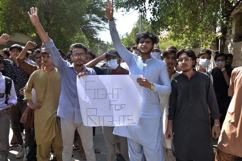 Estudiantes corean lemas sobre una supuesta violación ocurrida en un campus en Punjab, durante una protesta en Hyderabad, Pakistán, el jueves 17 de octubre de 2024. (AP Foto/Pervez Mash)