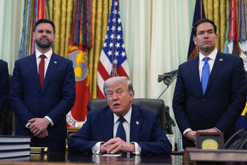 El presidente estadounidense Donald Trump habla mientras el secretario de Estado, Marco Rubio, derecha, y el vicepresidente, JD Vance, escuchan en el Despacho Oval de la Casa Blanca, el jueves 23 de abril de 2026, en Washington. (AP Foto/Mark Schiefelbein)