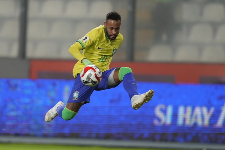 El delantero brasileño Neymar durante un lance del partido contra Perú por las eliminatorias del Mundial, el jueves 12 de septiembre de 2023, en Lima. (AP Foto/Martín Mejía)