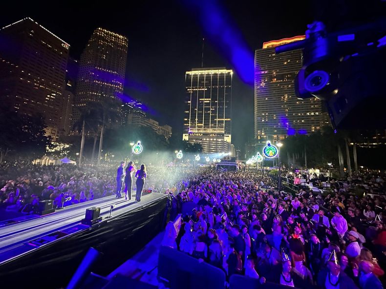 VIDEO Miles de personas asistieron al histórico concierto de Fin de