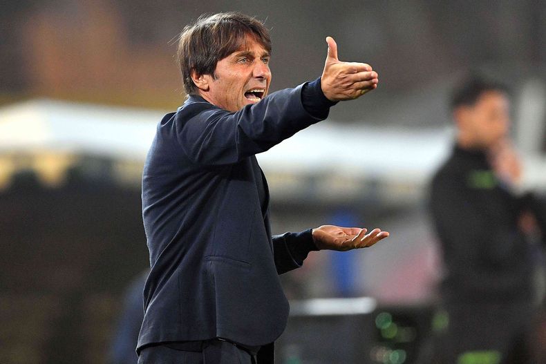 El técnico del Napoli Antonio Conte durante el partido contra Lecce en la Serie A italiana, el martes 28 de octubre de 2025, en Lecce. (Giovanni Evangelista/LaPresse vía AP)