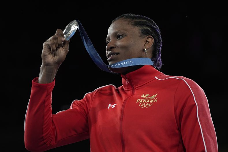 La medallista de plata panameña Atheyna Bylon posa durante la ceremonia de entrega de medallas de la final de boxeo femenina de 75 kg en los Juegos Olímpicos de Verano de 2024, el sábado 10 de agosto de 2024, en París, Francia. (Foto AP/John Locher)