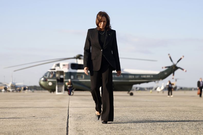 La candidata presidencial demócrata y vicepresidenta, Kamala Harris, camina desde el helicóptero Marine Two para abordar el Air Force Two antes de viajar a Nueva York en la Base de la Fuerza Aérea Andrews, en Maryland, el lunes 7 de octubre de 2024. (Evelyn Hockstein/Pool vía AP)
