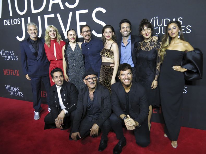 Director Humberto Hinojosa, cuarto de izquierda a derecha en la fila posterior, posa con el elenco de la serie de Netflix Las viudas de los jueves en la Ciudad de México el martes 5 de septiembre de 2023. De izquierda a derecha en la fila posterior, Juan Pablo Medina, Cassandra Ciangherotti, Zuria Vega, Irene Azuela, Pablo Cruz Guerrero, Mayra Hermosillo y Sofía Sisniega. En la fila frontal de izquierda a derecha Omar Chaparro, Gerardo Trejoluna y Alfonso Bassave. (Foto AP/Berenice Bautista)
