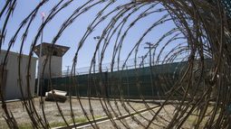 ee.uu. podria trasladar migrantes criminales a guantanamo, segun el secretario de defensa