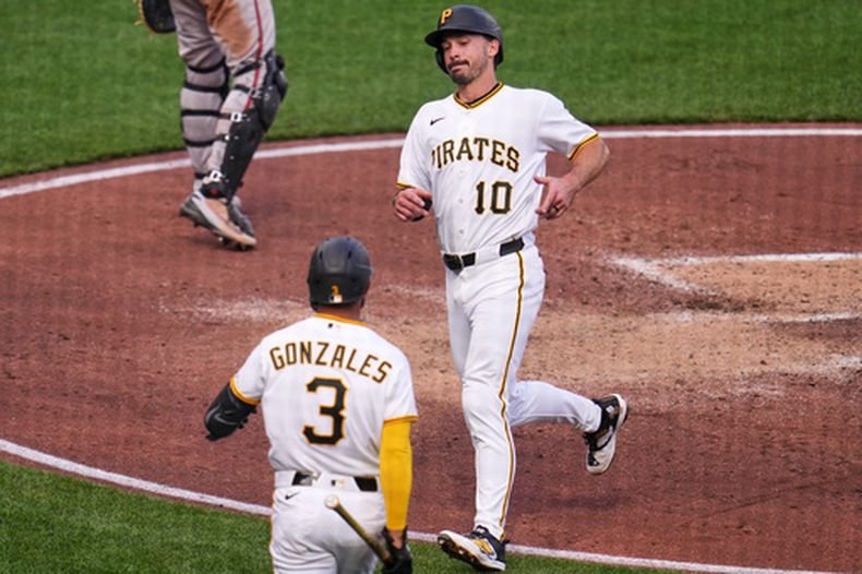 Bryan Reynolds (10), de los Piratas de Pittsburgh, anota tras un elevado de sacrificio conectado por Spencer Horwitz, de los Piratas de Pittsburgh, ante Shane Baz, de los Orioles de Baltimore, durante la cuarta entrada de un juego de béisbol en Pittsburgh, el sábado 4 de abril de 2026. (Foto AP/Gene J. Puskar)