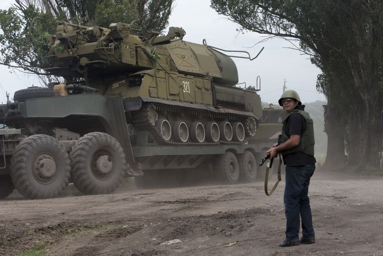 En la imagen, fuerzas del gobierno ucraniano maniobran veh&iacute;culos con misiles antia&eacute;reos Buk en su traslado al noroeste desde Slavyansk, Ucrania, el 4 de julio de 2014. (AP Photo/Dmitry Lovetsky)