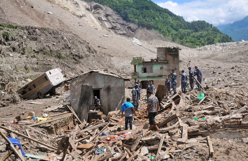 Socorristas nepaleses se re&uacute;nen en el lugar de un derrumbe en la zona de Sindhupalchowk, unos 120 kil&oacute;metros (75 millas) al este de Katmand&uacute;, Nepal, el s&aacute;bado 2 de agosto de 2014. (AP Foto/Dinesh Gole)