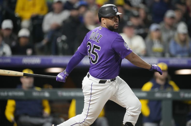 El venezolano Elías Díaz conecta un sencillo productor en el octavo inning del encuentro ante los Cerveceros de Milwaukee, el martes 2 de mayo de 2023 (AP Foto/David Zalubowski)