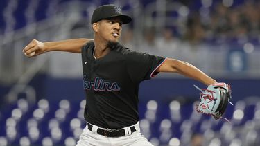 Eury Pérez de los Marlins de Miami lanza ante los Nacionales de Washington, el jueves 18 de mayo de 2023. (AP Foto/Marta Lavandier)