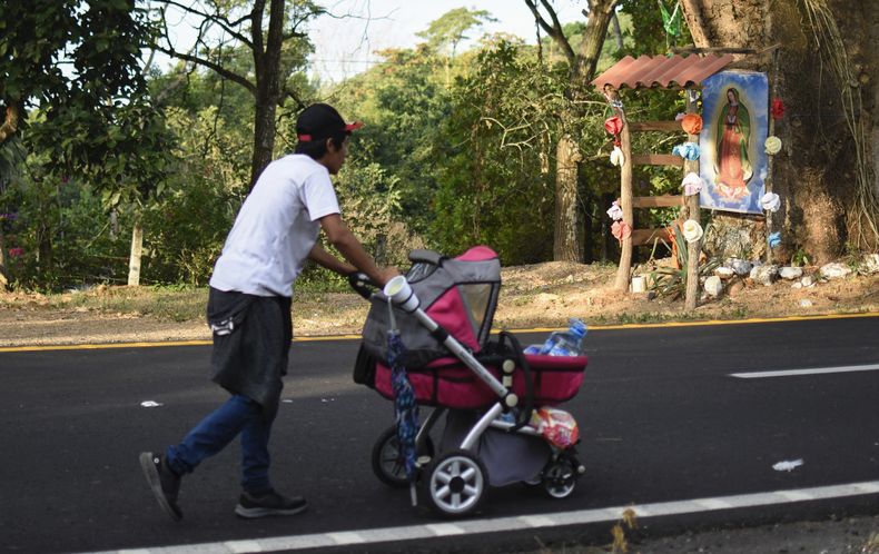 Una imagen de la Virgen de la Guadalupe a un lado de la autopista en Villa Comaltitlán, en el estado de Chiapas, al sur de México, el miércoles 27 de diciembre de 2023, mientras avanza la caravana migrante hacia la frontera norte con Estados Unidos. (AP Foto/Édgar H. Clemente)