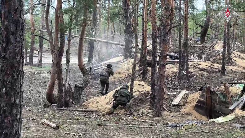 En esta imagen tomada de un video publicado por el servicio de prensa del Ministerio ruso de Defensa el miércoles 21 de mayo de 2025, militares rusos asisten a un entrenamiento de combate para unidades de asalto en un lugar no revelado de Ucrania. (Servicio de prensa del Ministerio ruso de Defensa via AP)