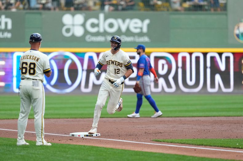 Cooper Pratt (12), de los Cerveceros de Milwaukee, sonríe mientras recorre las bases tras conectar un jonrón solitario durante la segunda entrada de un partido de béisbol contra los Mets de Nueva York, el lunes 20 de julio de 2026, en Milwaukee. (Foto AP/Aaron Gash)