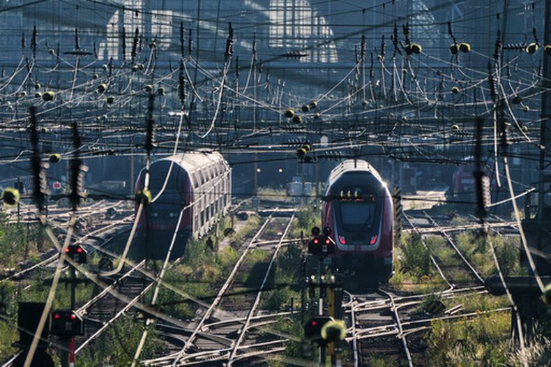 Trenes en la estación ferroviaria de Fráncfort, Alemania, el 24 de junio del 2026. (AP foto/Michael Probst)