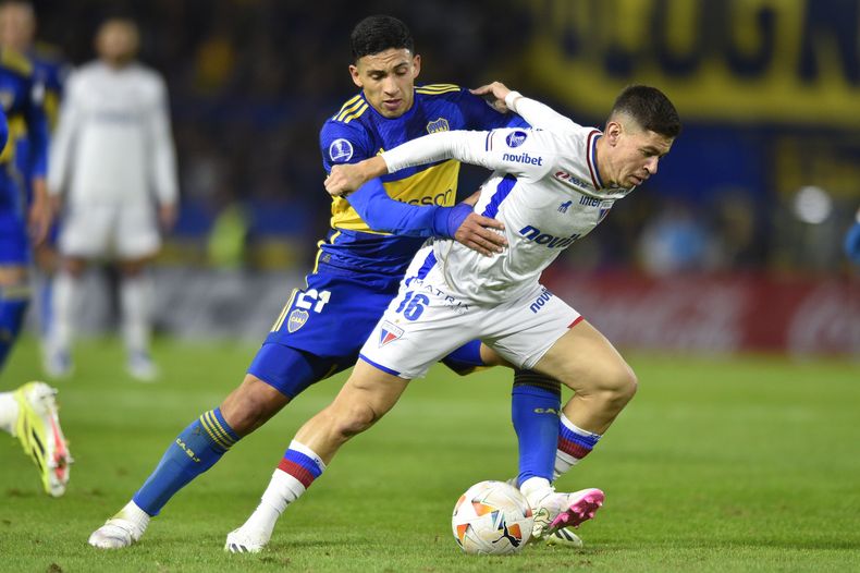 Matheus Rossetto (primer plano) de Fortaleza y Ezequiel Fernández de Boca Juniors pugnan por el balón en el partido de la Copa Sudamericana, el 15 de mayo de 2024, en Buenos Aires. (AP Foto/Gustavo Garello)