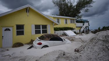 ARCHIVO – Una casa casi enterrada en la arena en Bradenton Beach, Florida, tras el paso del huracán Helene, espera la llegada del huracán Milton, el 8 de octubre de 2024. (AP Foto/Rebecca Blackwell, File)
