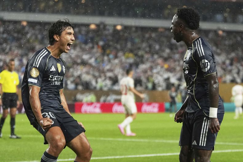 Vinicius Junior celebra con su compañero Gonzalo García (izquierda) tras anotar el primer gol del Real Madrid ante Salzburgo en el Mundial de Clubes, el jueves 26 de junio de 2025, en Filadelfia. (AP Foto/Matt Slocum)