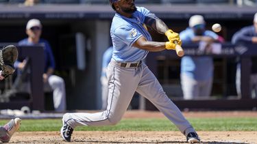 Randy Arozarena batea elevado de sacrificio por Rays de Tampa Bay ante Yanquis, en Nueva York, el domingo 14 de mayo de 2023. (AP Foto/John Minchillo)