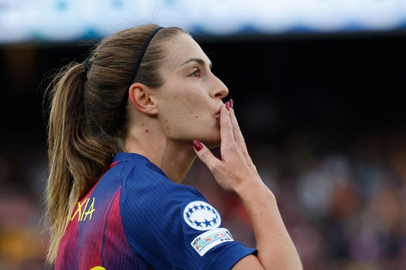 Alexia Putellas, del Barcelona, lanza un beso al público durante un partido de cuartos de final de la Liga de Campeones ante el Real Madrid, el jueves 2 de abril de 2026 (AP Foto/Joan Monfort)