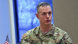 ARCHIVO - El entonces teniente general Alexus Grynkewich, al frente de la unidad aérea del Mando Central de Estados Unidos, habla en conferencia de prensa en la Embajada de Estados Unidos en Abu Dabi, Emiratos Árabes Unidos, el 20 de septiembre de 2023. (AP Foto/Jon Gambrell, archivo)