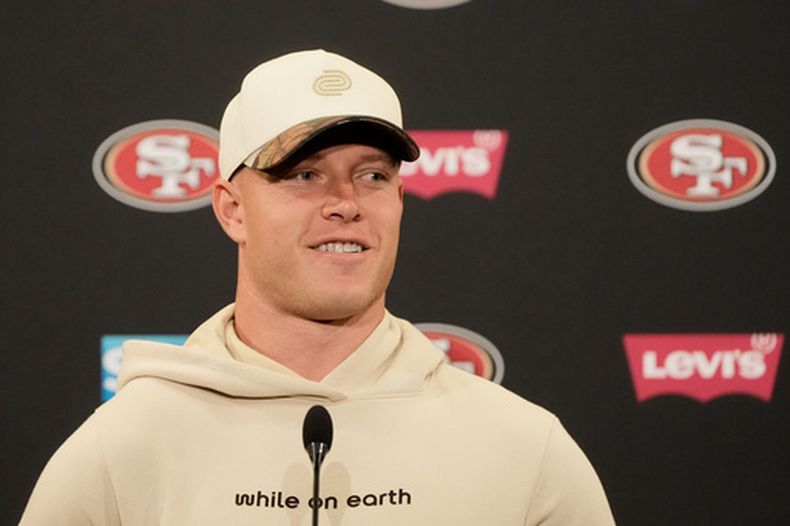 El corredor de los 49ers de San Francisco, Christian McCaffrey, habla en una conferencia de prensa después de una práctica de fútbol americano de la NFL el jueves 28 de mayo de 2026, en Santa Clara, California. (Foto AP/Jeff Chiu)