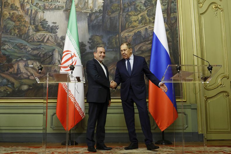 El ministro de Relaciones Exteriores de Irán, Abbas Araghchi, izquierda, y su homólogo ruso, Serguéi Lavrov, se dan la mano después de una conferencia de prensa conjunta tras su reunión en Moscú, Rusia, el viernes 18 de abril de 2025. (Tatyana Makeyeva/Pool Foto vía AP)