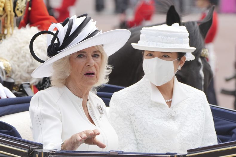 La reina Camila de Gran Bretaña, izquierda, y la emperatriz Masako de Japón, viajan en un carruaje durante la ceremonia de bienvenida en la visita de Estado a Gran Bretaña del emperador y la emperatriz japoneses, en Londres, el martes 25 de junio de 2024. (Jonathan Brady, Pool Photo via AP)
