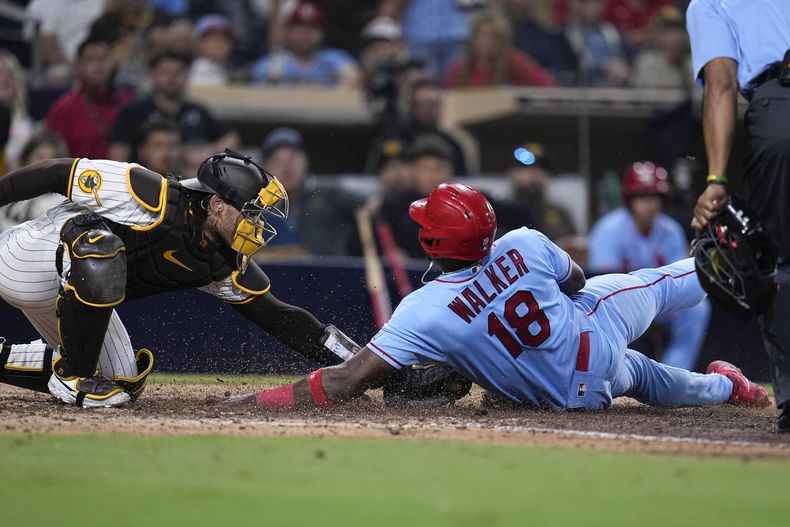 Jordan Walker, de los Cardenales de San Luis, anota frente a Luis Campusano, cátcher de los Padres de San Diego, el sábado 23 de septiembre de 2023 (AP Foto/Gregory Bull)