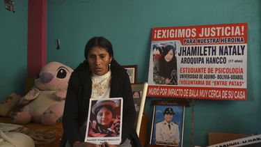 Dominga Hancco sostiene una imagen de su difunta hija Jhamileth Aroquipa, mientras está sentada en la habitación de la chica fallecida durante una entrevista en Juliaca, Perú, el martes 28 de noviembre de 2023. La hija de 17 años de Hancco fue asesinada a tiros durante las protestas antigubernamentales que sacudieron a Perú a principios de 2023 tras la destitución del presidente Pedro Castillo. (Foto AP/Franklin Briceño)