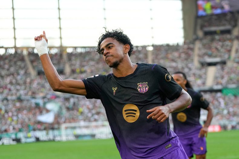 Lamine Yamal del Barcelona celebra tras anotar el primer gol del Real Betis en La Liga el sábado 17 de octubre del 2026. (AP Foto/Jose Breton)