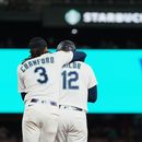 J.P. Crawford (3), de los Marineros de Seattle, abraza a su compañero Josh Naylor (12) después de que Naylor bateara un sencillo de oro para dejar tendidos en el terreno a los Astros de Houston en 10 entradas, el miércoles 23 de septiembre de 2026, en Seattle. (AP Foto/Lindsey Wasson)