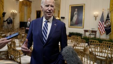 El presidente Joe Biden habla con reporteros tras firmar una ley de Seguro Social, en la Casa Blanca, el domingo 5 de enero de 2025, en Washington. (AP Foto/Manuel Balce Ceneta)