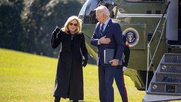 El presidente de Estados Unidos, Joe Biden (derecha), y la primera dama, Jill Biden, llegan a la Casa Blanca, en Washington, el 19 de febrero de 2024, desde Rehoboth Beach, Delaware. (AP Foto/Andrew Harnik)