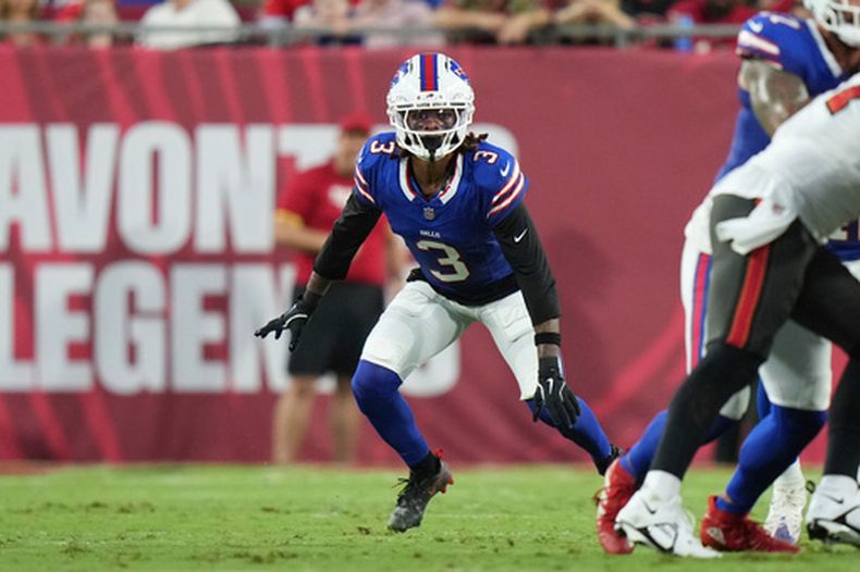 ARCHIVO - El safety de los Bills de Buffalo, Damar Hamlin (3), defiende en la secundaria durante un juego de fútbol americano de la NFL de pretemporada contra los Buccaneers de Tampa Bay, el sábado 23 de agosto de 2025, en Tampa, Florida. (Foto AP/Peter Joneleit, Archivo)